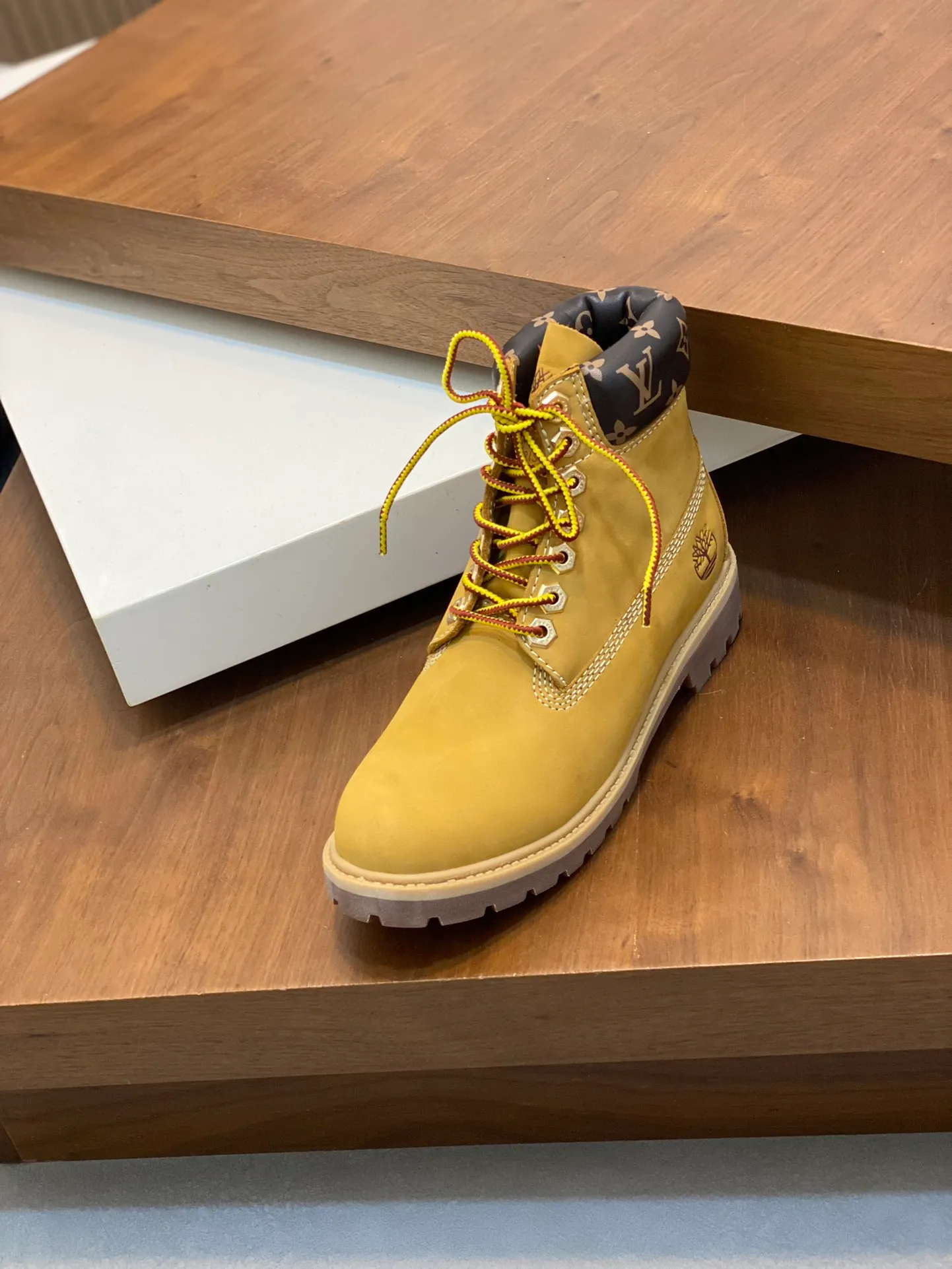 Men's shoes 💰💰760 Loui* Vuitto* x Timberlan* co-branded presbyopic rhubarb boots, ankle boots, short boots, LV x Timberland ankle boots are made of Monogram embossed waterproof nubuck cow leather, relying on the brand's exquisite craftsmanship to carefully reshape the classic Timberland 6-inch boot shape in Italy, making an eye-catching appearance in American workwear style. Created by Pharrell Williams Men's Fall/Winter 2024 show. The Monogram embossed tongue, original Timberland laces and outsole are exquisite details, the leather label expresses the cooperation logo, and the delivery counter is exquisitely packaged! ▪️Size: Women's 35-40 (customized in 40) ▪️Size: Men's 39-46 (45/46 customized)